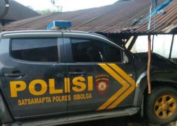 Mobil dinas yang digunakan oknum polisi yang bertugas di Polres Sibolga, Sumatera Utara (Sumut), Bripka I menabrak seorang pejalan kaki hingga tewas. FOTO/Net