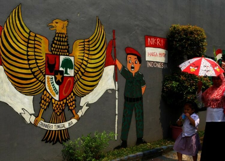 Warga Melintas Di Depan Mural Bergambar Garuda Pancasila Dan Nkri Harga Mati Di Kawasan Ciputat, Tangerang Selatan, Banten. (Ilustrasi)