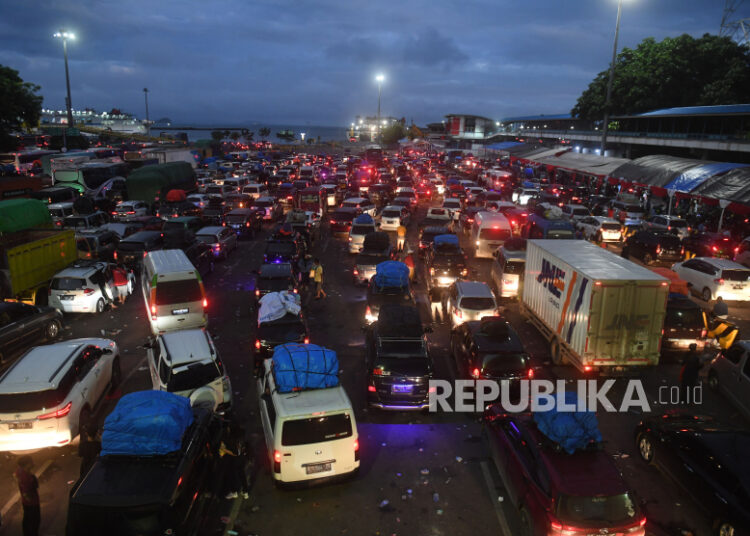 Sejumlah Kendaraan Mengantre Untuk Memasuki Kapal Di Pelabuhan Merak, Banten, Sabtu (30/4/2022).
