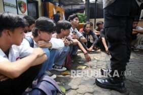 Polisi mendata pelajar dan remaja yang diamankan saat akan mengikuti aksi demo ke Jakarta (ilustrasi)