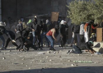 Warga Palestina bentrok dengan pasukan keamanan Israel di kompleks Masjid Al Aqsa di Kota Tua Yerusalem Jumat, 15 April 2022.