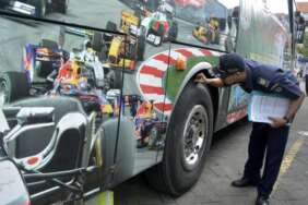 Petugas memeriksa bus yang akan mengangkut pemudik saat mudik gratis. Ilustrasi