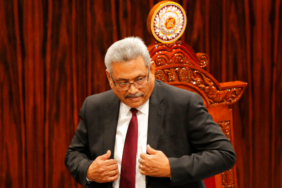 Pada Jumat, 3 Januari 2020, file foto, Presiden Sri Lanka Gotabaya Rajapaksa meninggalkan mimbar setelah berpidato di parlemen saat upacara pelantikan sidang, di Kolombo, Sri Lanka.