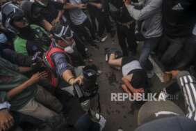 Pegiat Media Sosial Ade Armando dipukuli massa saat terjadi kericuhan di depan Gedung DPR, Jakarta, Senin (11/4/2022). Aksi unjuk rasa yang berujung ricuh tersebut dibubarkan oleh aparat kepolisian dengan menembakan gas air mata dan water canon. Republika/Putra M. Akbar