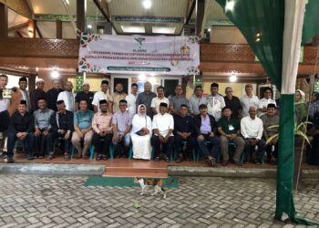 Puluhan professional yang tergabung dalam Alumni Pegiat Rehab-Rekon Aceh Nias (Alumni BRR), menggelar silaturrahmi, pemberian santunan, doa dan buka bersama, di Balee Ihsan, Banda Aceh, Minggu (24/4). FOTO/Dok. J Kamal Farza