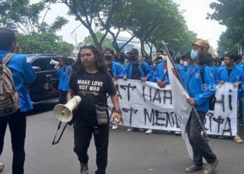 Ribuan Mahasiswa Tiba di Gedung DPR, Orator: Rapatkan Barisan Kawan-kawan, Jangan Sampai Ada Penyusup. FOTO/Net
