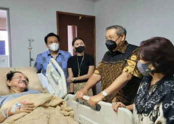 Sakit, Hendropriyono Tersenyum Dibesuk SBY di RSPAD Gatot Soebroto