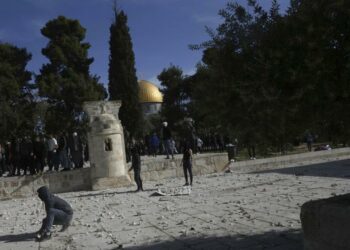 Warga Palestina Mengumpulkan Batu Untuk Dilemparkan Ke Polisi Israel Setelah Mereka Memasuki Kompleks Masjid Al Aqsa, Di Kota Tua Yerusalem, Jumat, 22 April 2022.