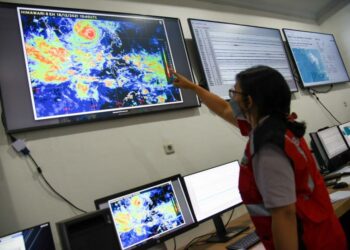Petugas Meunjukkan Citra Satelit Cuaca Di Kantor Balai Besar Metereologi Klimatologi Dan Geofisika (Bbmkg). Bmkg Memperkirakan Sejumlah Wilayah Dki Jakarta Berpotensi Diguyur Hujan Disertai Petir Dan Angin Kencang.