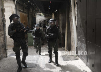 Israeli Police Is Deployed In The Old City Of Jerusalem, Sunday, April 17, 2022. Israeli Police Clashed With Palestinians Outside Al-Aqsa Mosque After Police Cleared Palestinians From The Sprawling Compound To Facilitate The Routine Visit Of Jews To The Holy Site And Accused Palestinians Of Stockpiling Stones In Anticipation Of Violence.