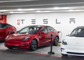 Mobil Tesla Di Stasiun Pengisian Daya Di Westfield Mall Di Bethesda, Maryland, As, 11 Februari 2022. Tesla Sedang Bersiap Untuk Melanjutkan Produksi Di Pabriknya Di Shanghai Pada Senin (18/4/2022) Setelah Menerima Lampu Hijau Dari Otoritas Setempat, Kata Dua Orang Yang Mengetahui Masalah Tersebut.
