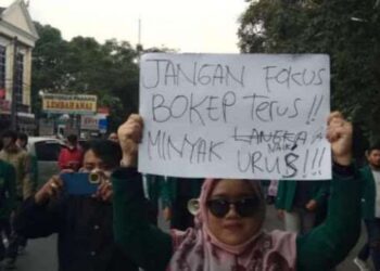Viral Demo di Istana Bogor, Mahasiswa Bentangkan Tulisan 'Jangan Fokus Bokep Terus, Minyak Langka Urus'