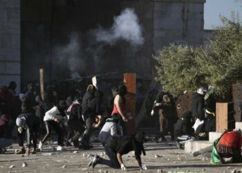 Warga Palestina Bentrok Dengan Pasukan Keamanan Israel Di Kompleks Masjid Al Aqsa Di Kota Tua Yerusalem Jumat, 15 April 2022.