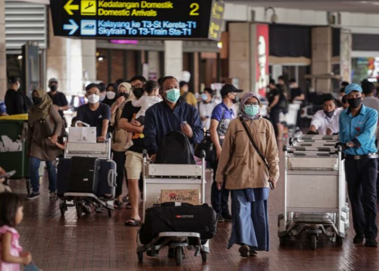 Sejumlah Penumpang Pesawat Berjalan Sambil Membawa Barangnya Di Terminal 2 Domestik Bandara Soekarno Hatta, Tangerang, Banten. Pt Angkasa Pura Ii Mencatat Pergerakan Penumpang Di Bandara Soekarno-Hatta Pada Periode Mudik Tercatat 2 Juta Orang.