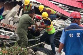 Petugas penyelamat mengevakuasi korban ambruknya gedung di Cina (ilustrasi).