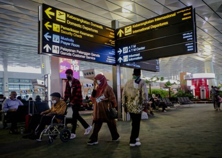 Sejumlah Calon Penumpang Pesawat Berjalan Di Terminal 3 Bandara Internasional Soekarno Hatta, Tangerang, Banten, Rabu (18/5/2022). Pemerintah Menghapus Syarat Tes Covid-19 Bagi Pelaku Perjalanan Domestik Dan Luar Negeri Bagi Yang Telah Divaksin Dosis Lengkap Yang Berlaku Efektif Mulai Rabu (18/5/2022)