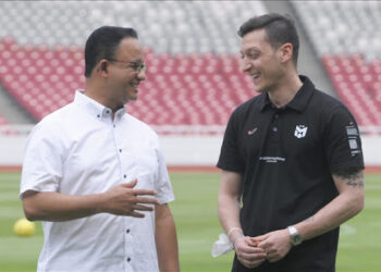 Mesut Ozil bersama Gubernur DKI Jakarta, Anies Baswedan. FOTO/Net