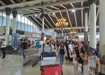 Suasana Arus Balik Lebaran 2022 Di Terminal 1 Bandara Soekarno-Hatta, Tangerang, Banten, Sabtu (7/5/2022).
