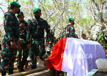 Anggota TNI dari Yonkes 2/Divif 2 Kostrad bersiap melakukan upacara pemakaman jenazah almarhum Achmad Yurianto untuk dimakamkan di pemakaman umum Dadaprejo, Batu, Jawa Timur, Ahad (22/5/2022). Mantan juru bicara Satgas Penanganan COVID-19 tersebut meninggal di usia 60 tahun pada Sabtu (21/5) pukul 18.58 WIB setelah berjuang melawan penyakit kanker usus.