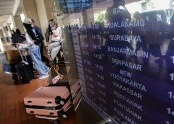 Sejumlah penumpang pesawat berjalan sambil membawa barangnya setibanya di Terminal 2 Domestik Bandara Soekarno Hatta, Tangerang, Banten, Sabtu (7/5/2022). Bank Indonesia diprediksi akan menaikkan suku bunga dengan mempertimbangkan realisasi inflasi April 2022 sebesar 3,47 persen.