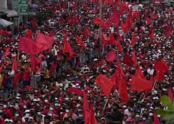 Ribuan pendukung partai oposisi Sri Lanka melakukan aksi unjuk rasa di Lapangan Kemerdekaan Kolombo pada Minggu (1/5). FOTO/Net