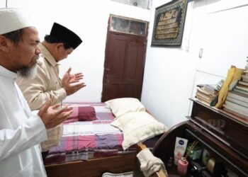 Di Kamar Mbah Moen, Prabowo Subianto Tak Kuasa Menahan Air Mata
