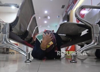 Karyawan berlindung di bawah kursi besi dalam simulasi kesiapsiagaan bencana gempa bumi di Gedung Palang Merah Indonesia (PMI) DKI Jakarta, Jakarta, Selasa (26/4/2022). Indonesia memiliki banyak kearifan lokal terkait penanganan bencana. Ilustrasi.