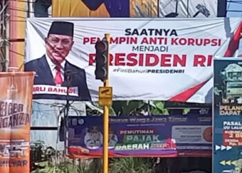 Warga Lumajang, Jawa Timur memasang spanduk dukungan kepada Ketua KPK, Firli Bahuri di beberapa titik jalan. FOTO/Net