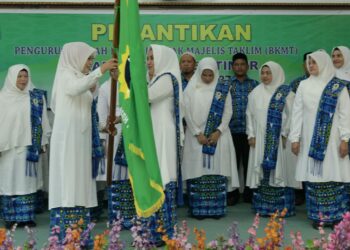 Ketua Pengurus Wilayah (PW) Badan Kontak Majelis Taklim (BKMT) Aceh Dyah Erti Idawati, melantik Fitriani Darwis sebagai Ketua Definitif Pengurus Daerah (PD) BKMT Kabupaten Aceh Timur periode 2022 -2027, Senin (30/5/2022). FOTO/Net