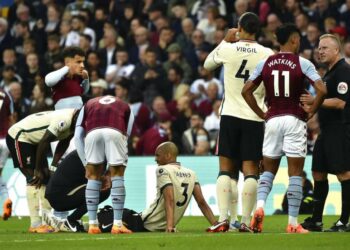 Gelandang Liverpool Fabinho (Tengah) Menerima Perawatan Saat Mengalami Cedera Otot Melawan Aston Villa Dalam Lanjutan Liga Primer Inggris.