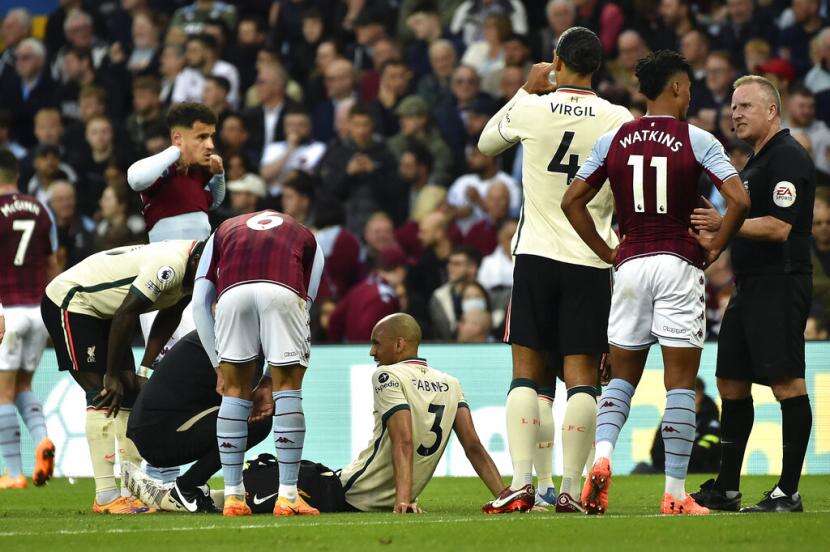 Gelandang Liverpool Fabinho (tengah) menerima perawatan saat mengalami cedera otot melawan Aston Villa dalam lanjutan Liga Primer Inggris.