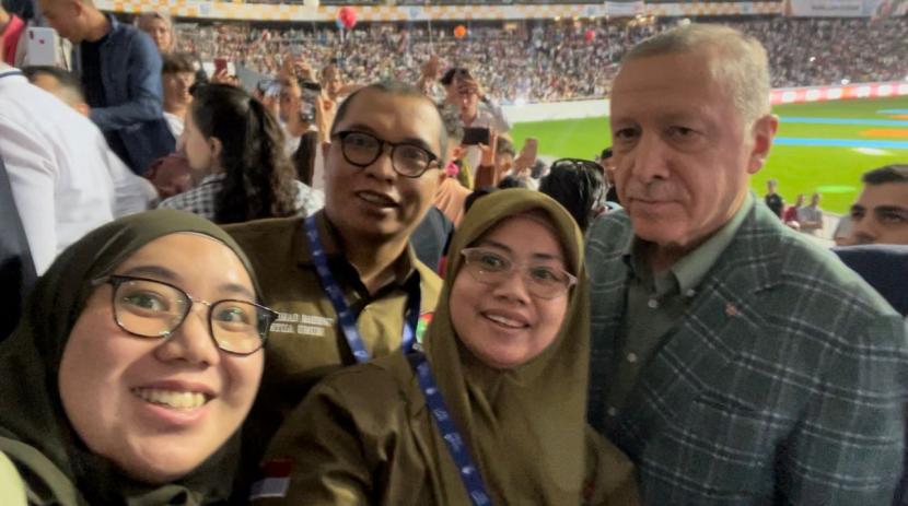 Pimpinan Pusat Generasi Muda Pembangunan Indonesia (GMPI) menghadiri Youth Feast yang digelar AK Parti Ganclik Kollari di Adana Stadium, Sabtu (21/5/2022). Event yang dihadiri Presiden Turki  Recep Tayyip Erdogan tersebut dihadiri sekitar 70.000 anak muda anggota AK Parti Ganclik Kolari.