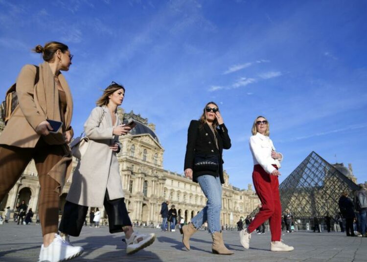 Wisatawan Tanpa Masker Berjalan Di Area Louvre Museum Di Paris, Prancis, Senin (14/3/2022). Sanksi Yang Dijatuhkan Oleh Barat Terhadap Rusia Malah Mulai Menjadi Bumerang Karena Merugikan Sektor Pariwisata. Ilustrasi.