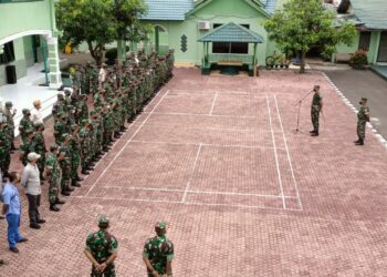 Komandan Kodim 0103/Aut Letkol Arm Oke Kistiyanto S.A.P., memimpin Apel Pengecekan pasca Cuti Lebaran Idul Fitri 1443 H yang bertempat di Lapangan Makodim setempat pada, Senin, (09/5/2022). FOTO/Dok, Istimewa