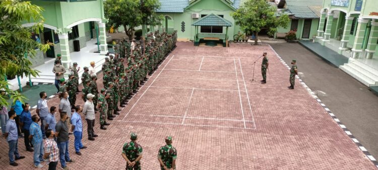 Komandan Kodim 0103/Aut Letkol Arm Oke Kistiyanto S.A.P., memimpin Apel Pengecekan pasca Cuti Lebaran Idul Fitri 1443 H yang bertempat di Lapangan Makodim setempat pada, Senin, (09/5/2022). FOTO/Dok, Istimewa