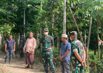 Komandan Kodim (Dandim) 0103/Aceh Utara, Letkol Arm Oke Kistiyanton meninjau lokasi TNI Manunggal Membangun Desa (TMMD) Imbangan ke 113 tahun 2022 di Desa Gunci Gampong Blang Mane. FOTO/HAI/Azhari