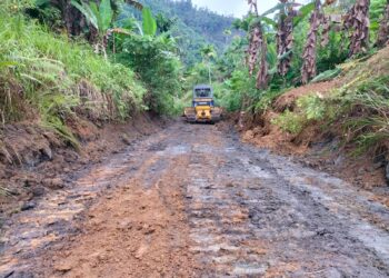 Pengerjaan jalan Desa Blang Mane Kecamatan Paya Bakong yang dilakukan Kodim 0103/Aceh Utara bersama warga. FOTO/Dok. Istimewa