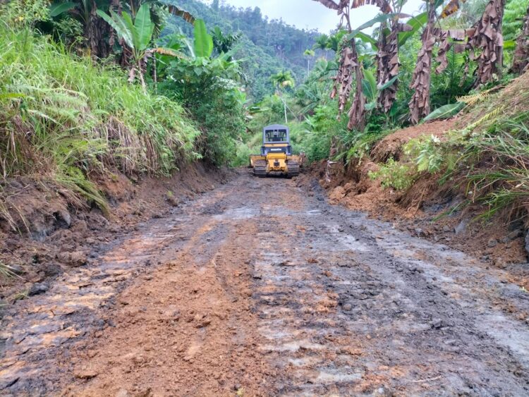 Pengerjaan jalan Desa Blang Mane Kecamatan Paya Bakong yang dilakukan Kodim 0103/Aceh Utara bersama warga. FOTO/Dok. Istimewa