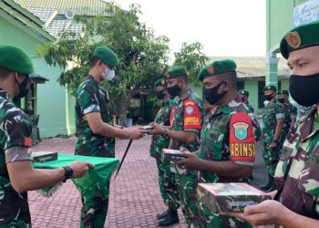 Prajurit Kodim 0103/Aceh Utara menerima Susu Serdadu yang dibagikan langsung oleh Komandan Kodim 0103/Aut Letkol Arm Oke Kistiyanto di Lapangan Apel Makodim setempat pada Jumat kemarin (13/05/2022). FOTO/Net