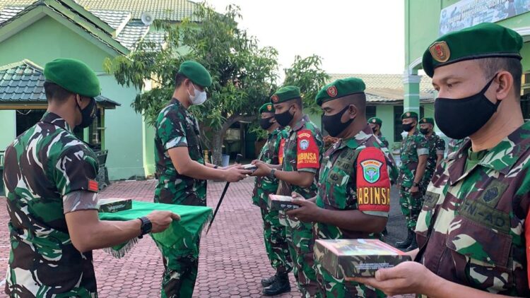 Prajurit Kodim 0103/Aceh Utara menerima Susu Serdadu yang dibagikan langsung oleh Komandan Kodim 0103/Aut Letkol Arm Oke Kistiyanto di Lapangan Apel Makodim setempat pada Jumat kemarin (13/05/2022). FOTO/Net