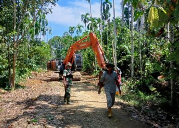 Pengerjaan pembuatan jalan di Desa Gunci Gampong Blang Mane , Kecamatan Paya Bakong, Kabupaten Aceh Utara, Minggu (15/05/22). FOTO/Dok. Istimewa