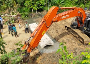 Anggota Satgas bersama warga setempat, melalui program TNI manunggal membangun desa (TMMD) Imbangan ke 113 Kodim 0103/Aceh Utara, Satu Unit alat berat. FOTO/HAI/Azhari