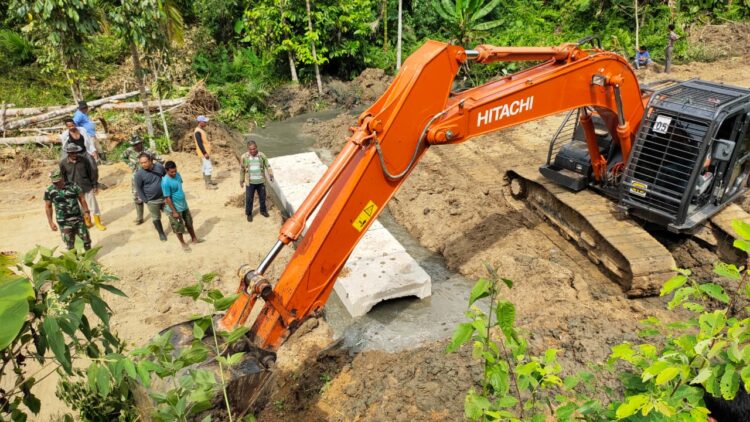 Anggota Satgas bersama warga setempat, melalui program TNI manunggal membangun desa (TMMD) Imbangan ke 113 Kodim 0103/Aceh Utara, Satu Unit alat berat. FOTO/HAI/Azhari