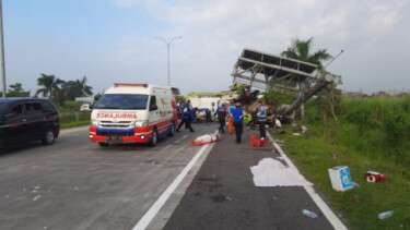 Ini Kronologis Kecelakaan Maut Bus Pariwisata di Tol Surabaya-Mojokerto