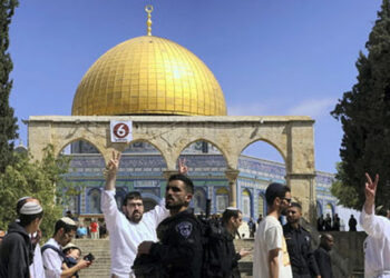 Warga Yahudi masuk ke komplek Masjid Al-Aqsa. FOTO/Reuters