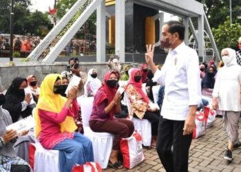 Jokowi Tertangkap Kamera Tunjukkan Gestur 3 Jari di Magelang