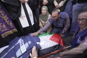 Wartawan mengelilingi  jenazah Shireen Abu Akleh, seorang jurnalis jaringan Al Jazeera, ke kamar mayat di dalam Rumah Sakit di kota Jenin, Tepi Barat, Rabu, 11 Mei 2022. Wartawan Palestina yang terkenal untuk saluran bahasa Arab penyiar itu adalah ditembak dan dibunuh saat meliput serangan Israel di kota Jenin di Tepi Barat yang diduduki Rabu pagi, kata kementerian kesehatan Palestina.