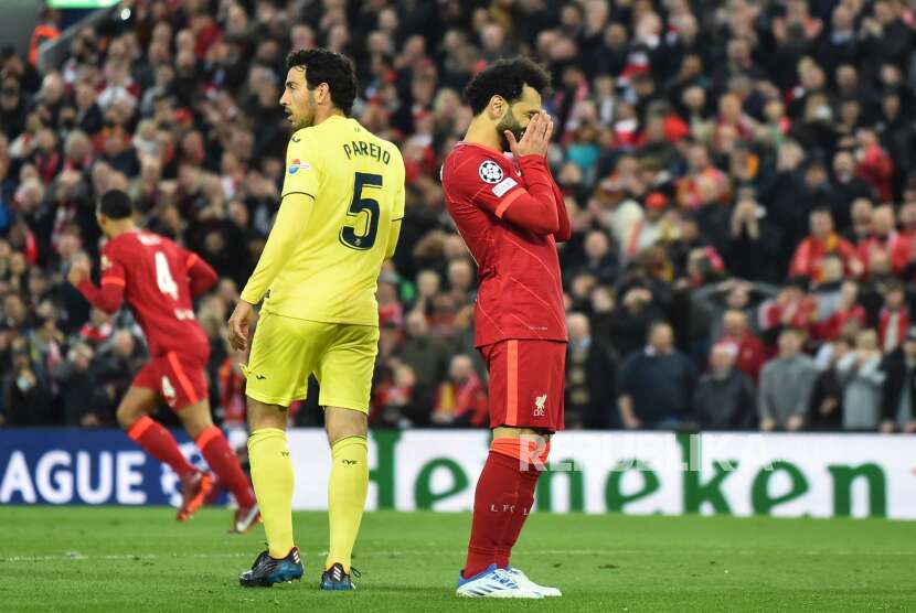 Pemain Liverpool Mohamed Salah (kanan) bereaksi selama pertandingan sepak bola leg pertama semifinal Liga Champions UEFA antara Liverpool FC dan Villarreal CF di Liverpool, Inggris, 27 April 2022.