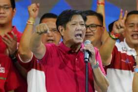 Calon presiden, mantan senator Ferdinand Bongbong Marcos Jr, putra mendiang diktator, memberi isyarat saat dia menyapa kerumunan selama kampanye di Quezon City, Filipina pada 13 April 2022.