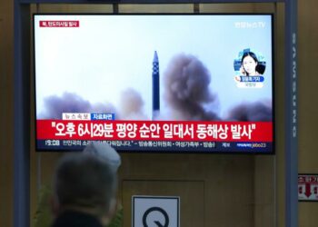 Orang-Orang Menonton Layar Tv Yang Menampilkan Program Berita Yang Melaporkan Peluncuran Rudal Korea Utara Dengan Rekaman File, Di Sebuah Stasiun Kereta Api Di Seoul, Korea Selatan, Kamis, 12 Mei 2022.
